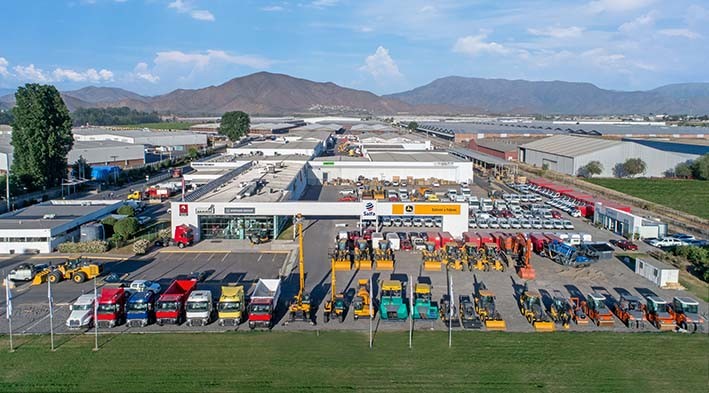 Salfa cumple 83 años de compromiso con el mercado chileno de maquinaria, autos y camiones.