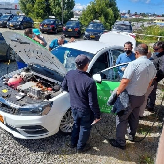Auto eléctrico recorrió 3.500 kilómetros para dar a conocer la electromovilidad entre taxistas y colectiveros del país.