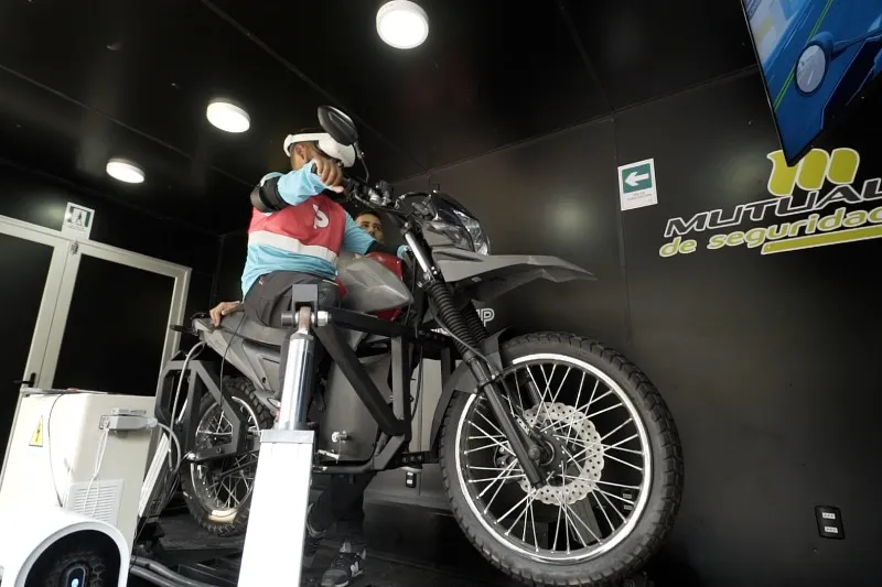 Innovador simulador de realidad virtual de Mutual de Seguridad capacitará gratis a motociclistas