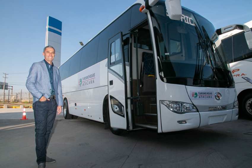 Turismo Rojas Atacama adquiere su primer bus eléctrico para El Salvador