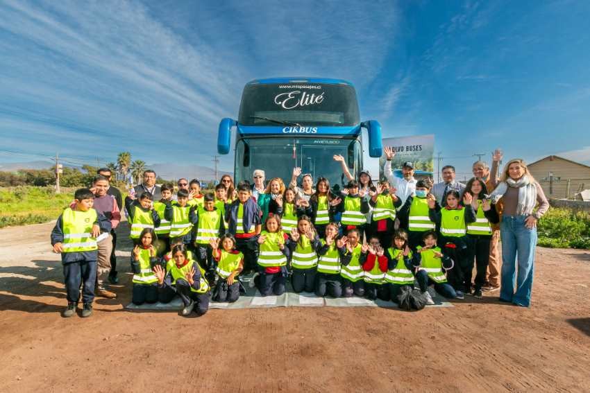 Volvo Chile Camiones y Buses, Cikbus Elité y la Corporación Municipal Gabriel González Videla enseñan seguridad a los niños de Gabriela Mistral
