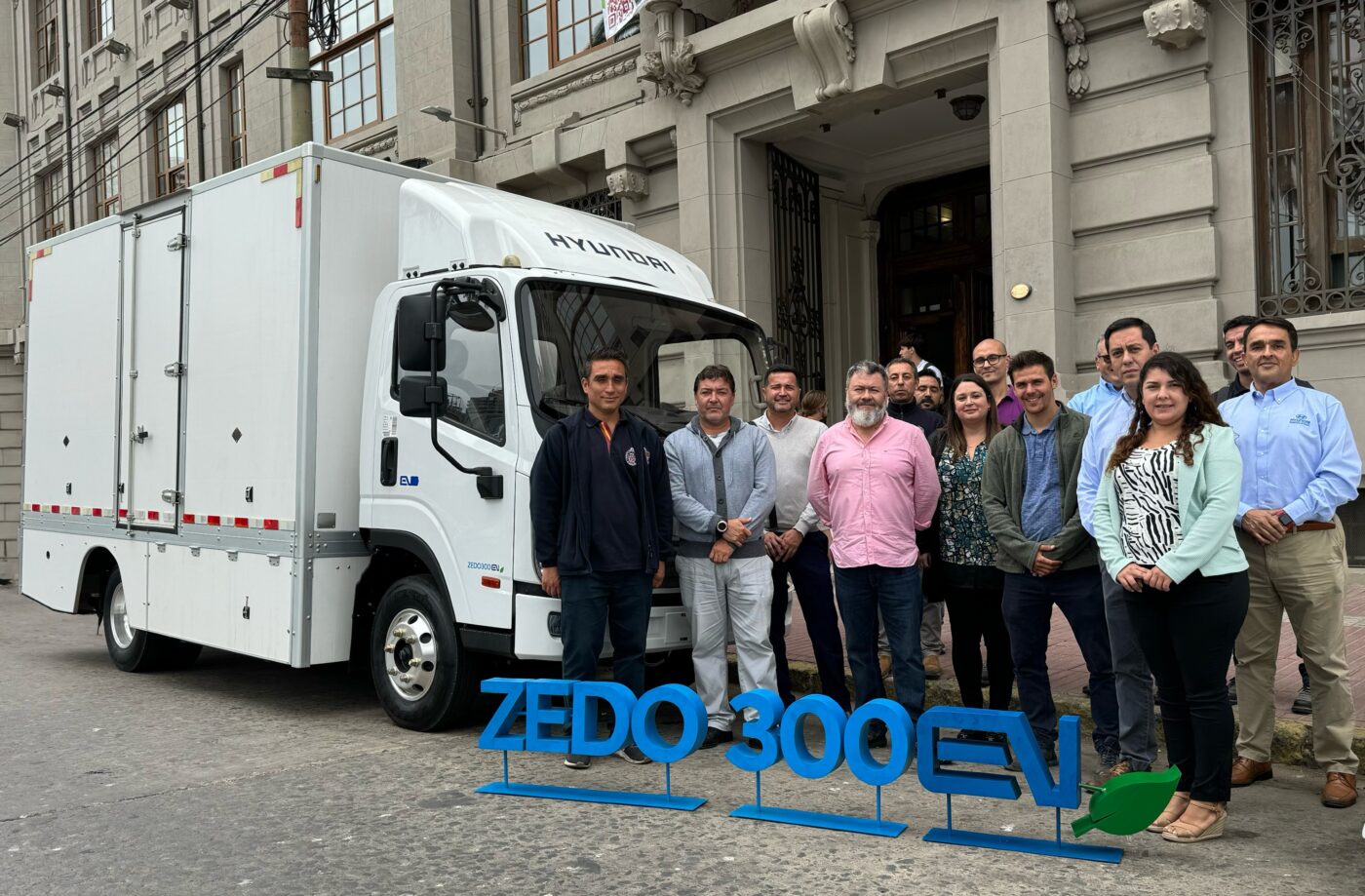 Hyundai Camiones & Buses entrega Zedo 300EV a la Universidad Católica de Valparaíso   