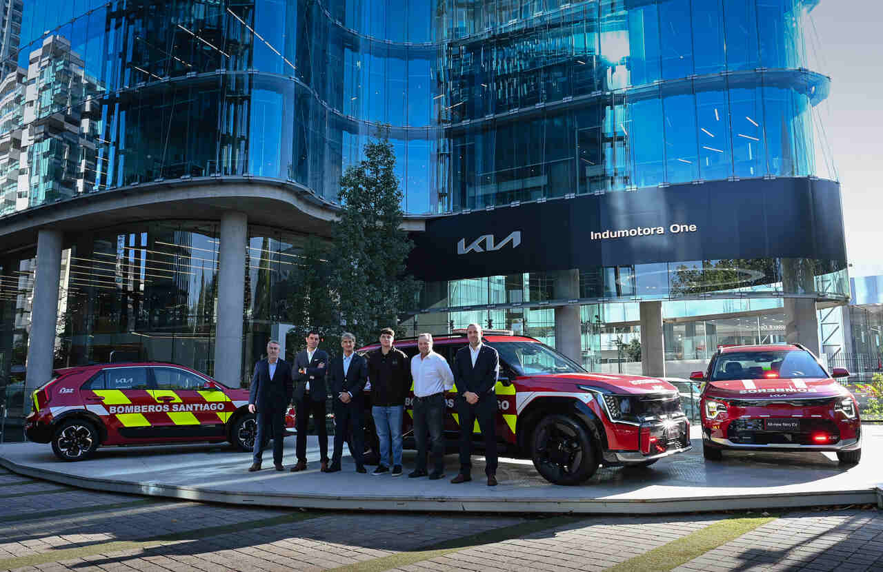 El cuerpo de Bomberos de Santiago reafirma su compromiso con la electromovilidad  con su nuevo Kia EV9