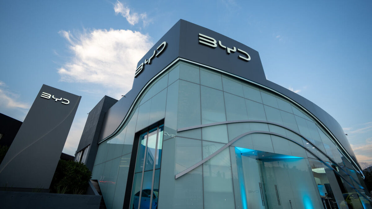 BYD Auto inaugura su tienda más emblemática en cotizada esquina en Lo Barnechea