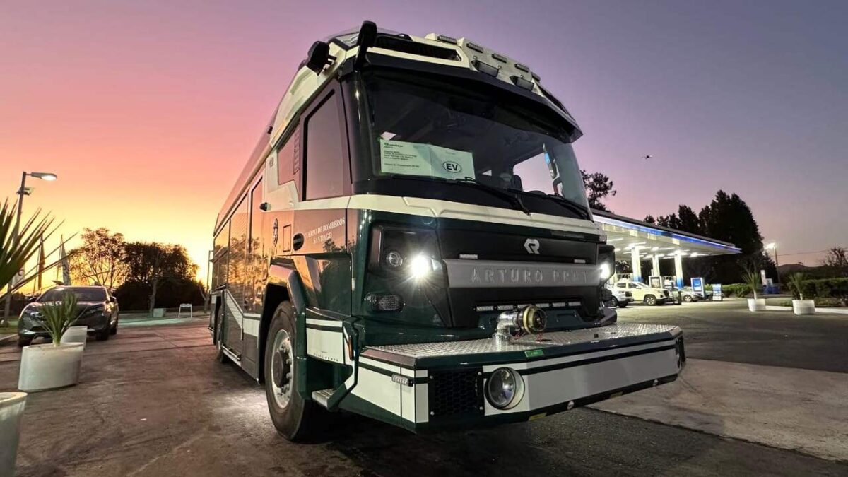 Bomberos de Santiago recibe el primer carro bomba eléctrico de Latinoamérica