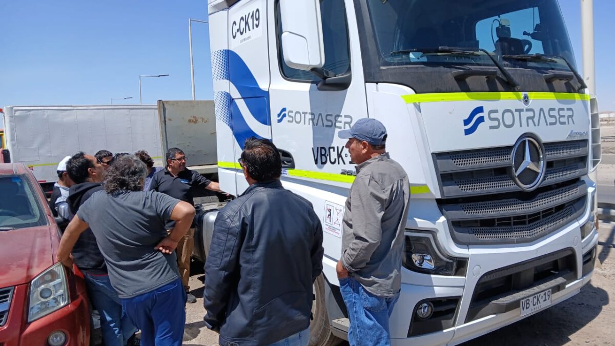 CEK capacita a conductores de Sotraser en Calama sobre el New Actros 2651 LS 6×4 