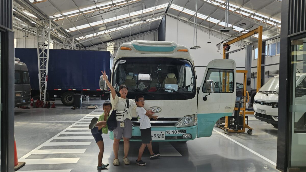 Familia coreana que viaja en bus de Hyundai recibe ayuda en Chile
